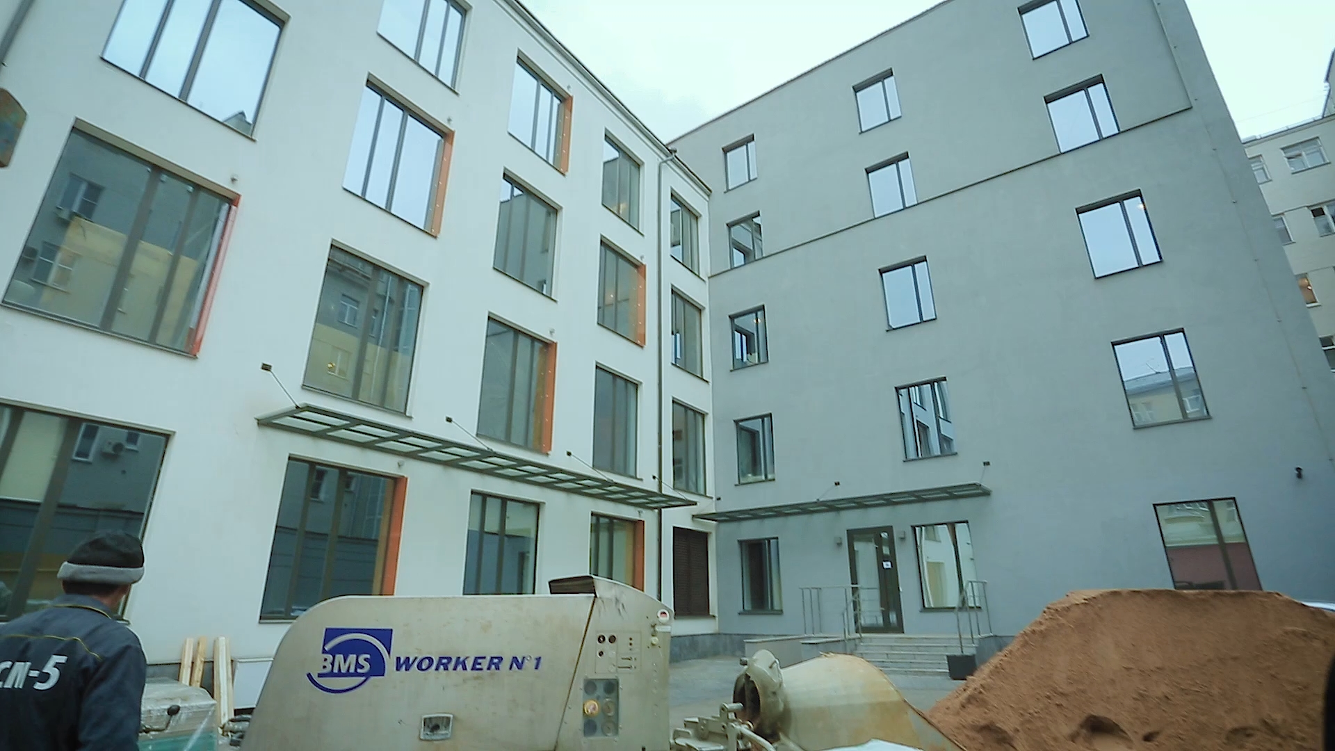 OfficeTimes_IleDeBeaute.mp4_snapshot_00.20_[2018.10.13_00.18.25]