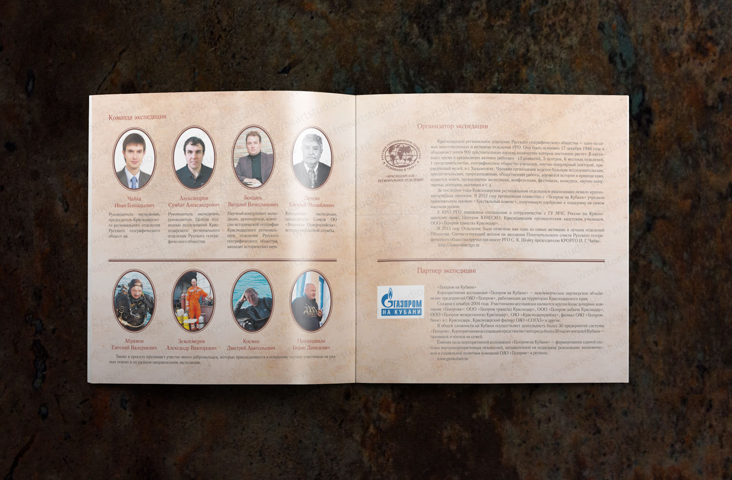 03-brochure-square-mockup5.jpg
