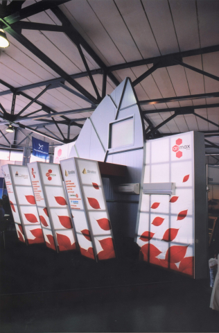 Дизайн выставочного стенда . C.-Петербург . Бренд  Armax.2004 г.