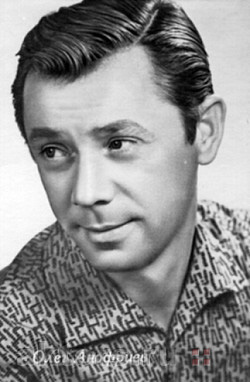 В Аксиньино установлен памятник Олегу Анофриеву