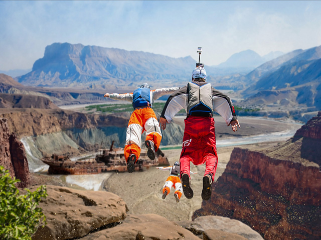Захватывающий прыжок в мир яркой рекламы