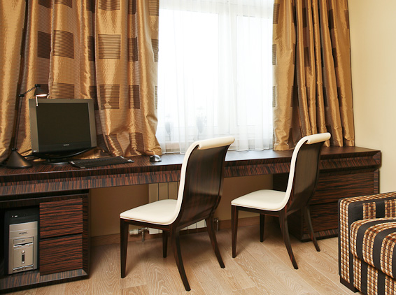 Стол в кабинете