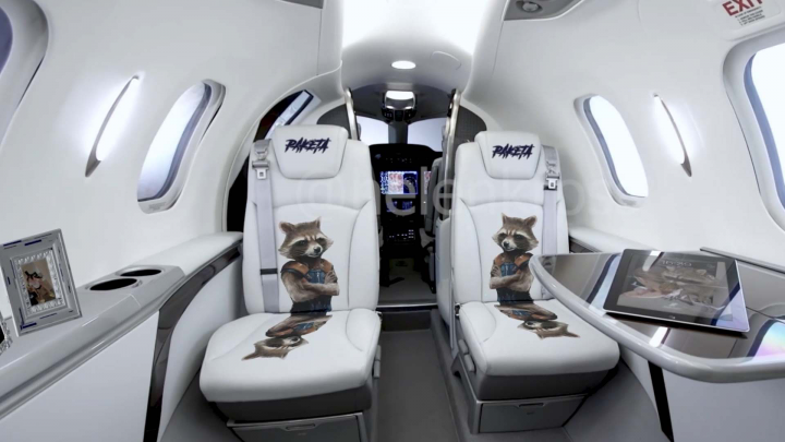 Самолет с енотом из стражи галактики