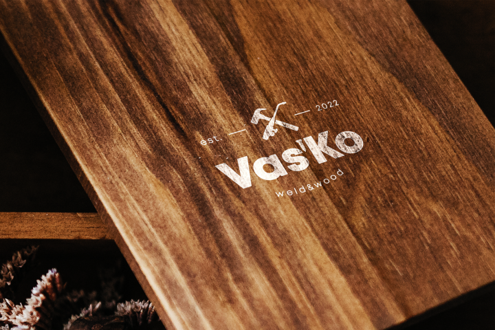 лого для мастерской мебели из дерева и металла