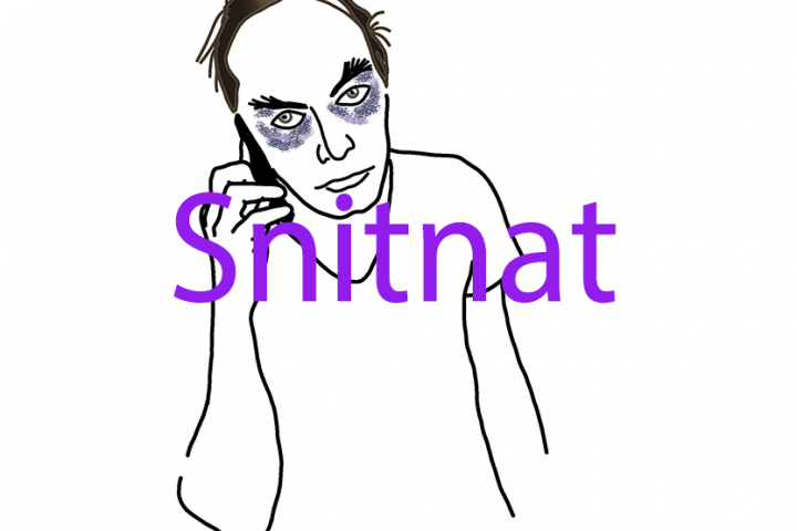 Уставший мужчина говорит по телефону