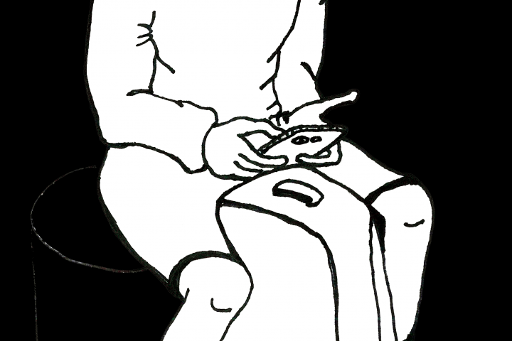 Сидящий подросток с рюкзаком смотрит в телефон