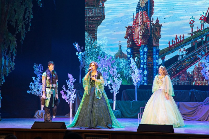 В свободное от работы в банке время бердчанка играет в драмах и