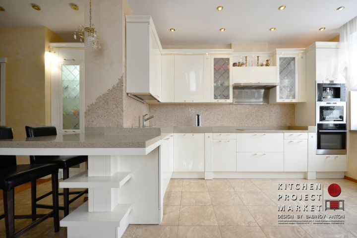 Неоклассическая кухня с полуостровом в лаке «Аворио»