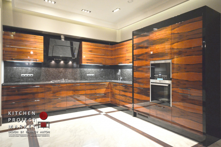 Шпон «Тинео» и «Черный» лак в интерьере кухни-гостиной