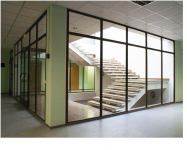 Противопожарные перегородки из стеклянных  металлоконструкций