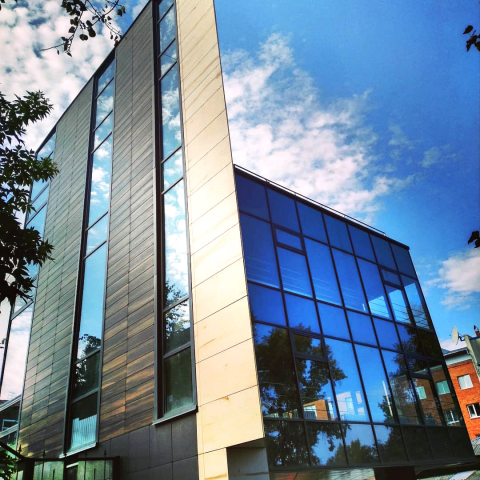 Административное здание в центре города.