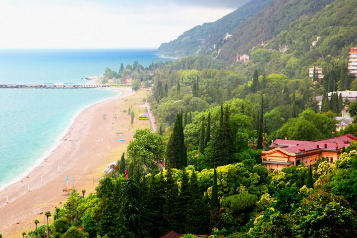 Сочи или Абхазия. Что лучше выбрать для пляжного отдыха