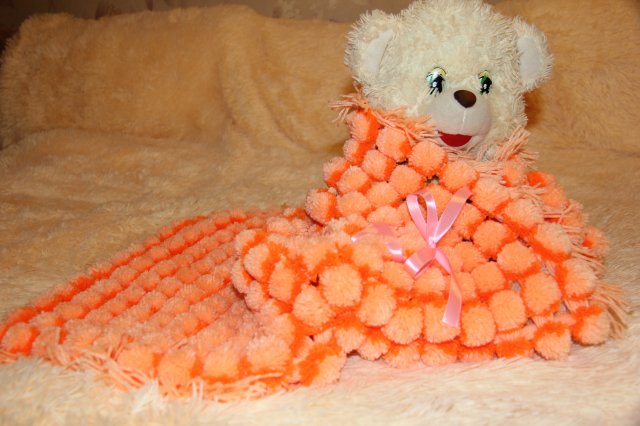 Плед из помпонов 80х80 см