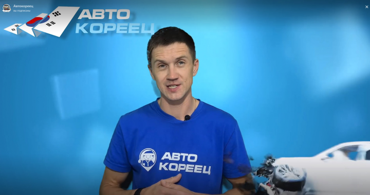 Спикер перед камерой