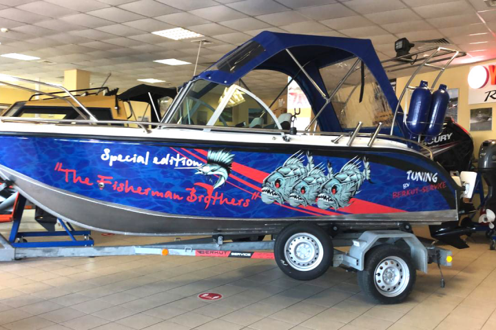 Наклейка на лодку