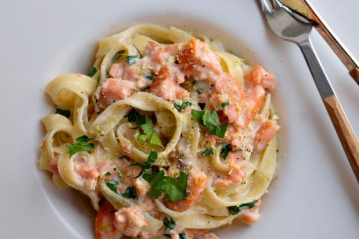 Рецепт: Паста с лососем и соусом из лимона и шпината