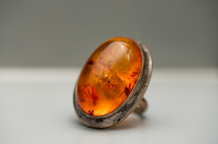 Кольцо с янтарем