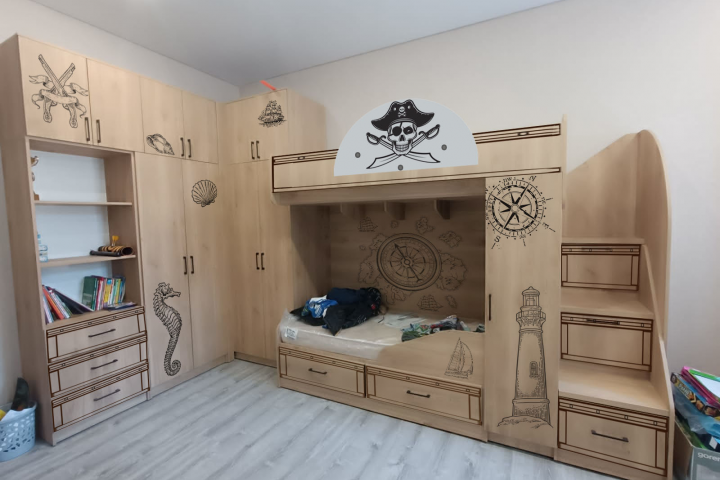 Комплект мебели в детскую