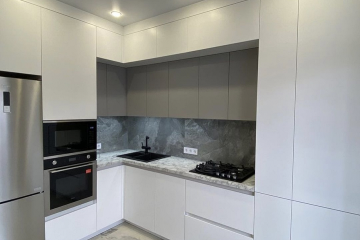 Кухня в монохромных цветах