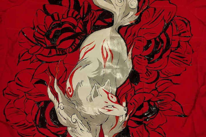 Японская лиса в пионах