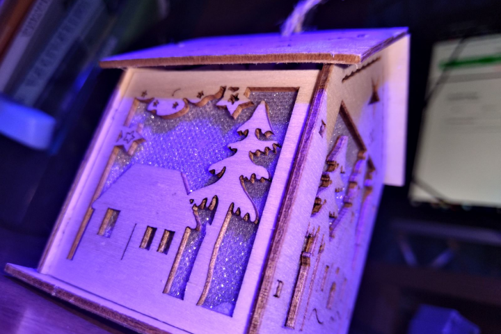 Новогодняя игрушка "Домик"