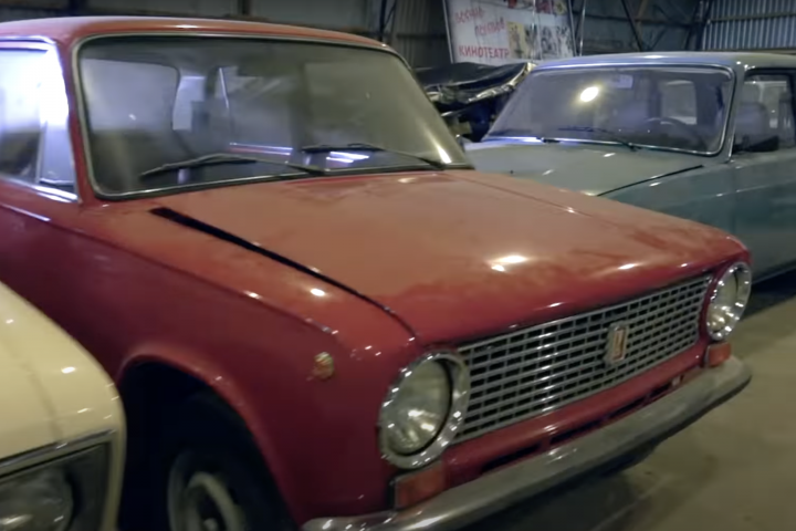На них не ездили 40 лет - ангар с Ладами без пробега