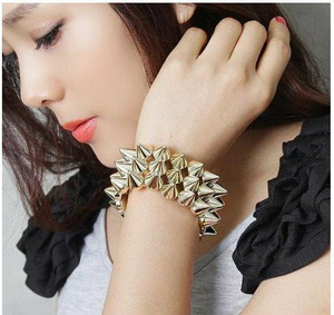 Модный тренд - с шипом браслет