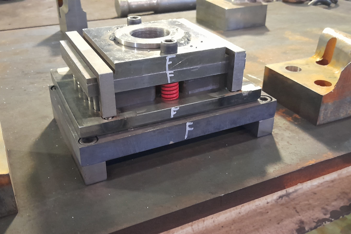 штамп для пробивки карпет багажника