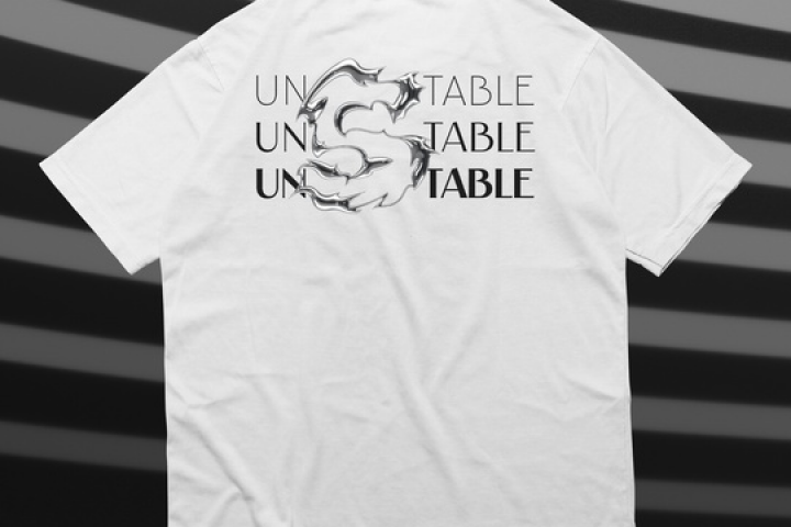 "UNSTABLE LOOK" T-shirt