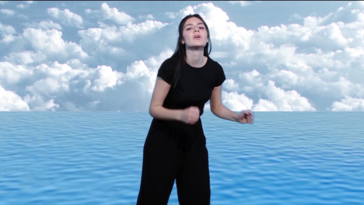 Повтор части клипа “1999 Charli XCX”
