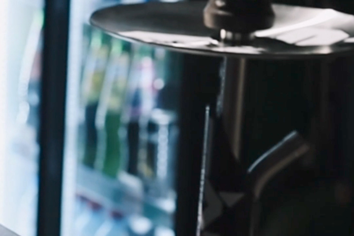 Вертикальное , реклама бара