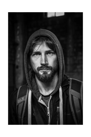 Монохромный лицевой портрет