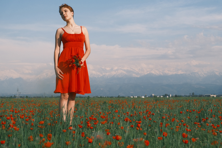 Девушка на маковом поле