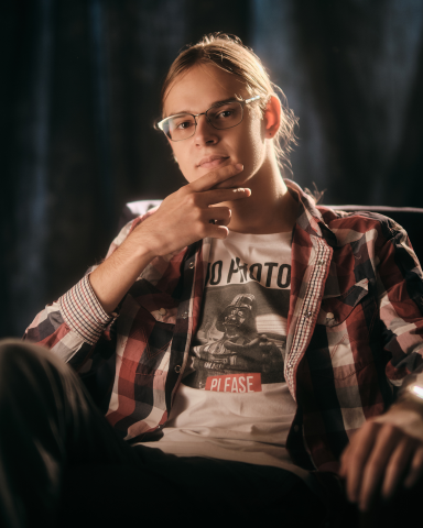 Студийный мужской портрет