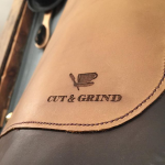 кожаный фартук для английского барбершопа Cut&Grind.