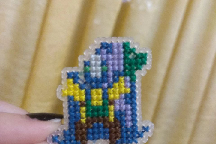 Вышивка крестом, брошь