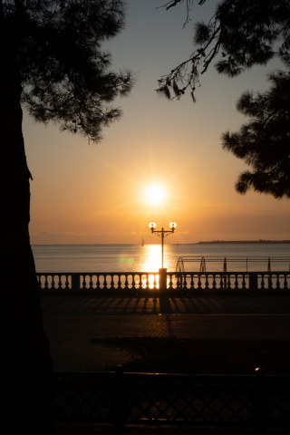 Солнце садилось над морем