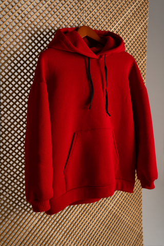 Красная толстовка