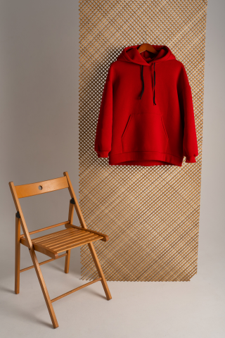 Красная толстовка