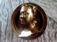 Портрет в круглой рамке