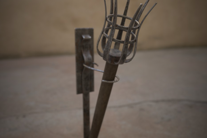 Металлический средневековый факел