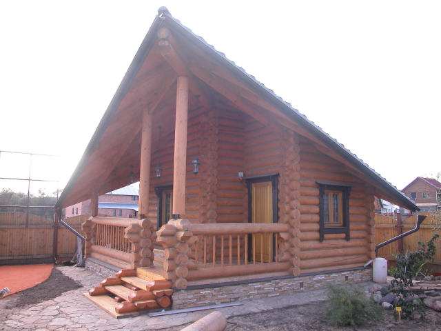 Баня из оцилиндрованного бревна