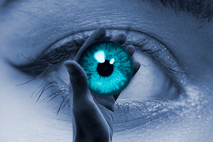 Композиция со зрачком и рукой