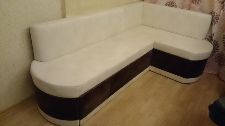 Диван кухонный.