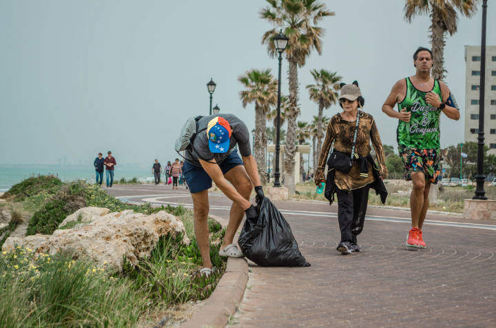 Фотографии волонтёров по очистке пляжа в Израил