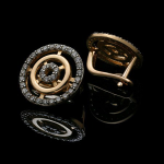 Серьги из золота на чёрном стекле