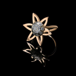 Кольцо из золота на чёрном стекле