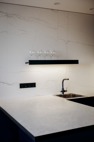 Столешница и стеновая панель на кухне