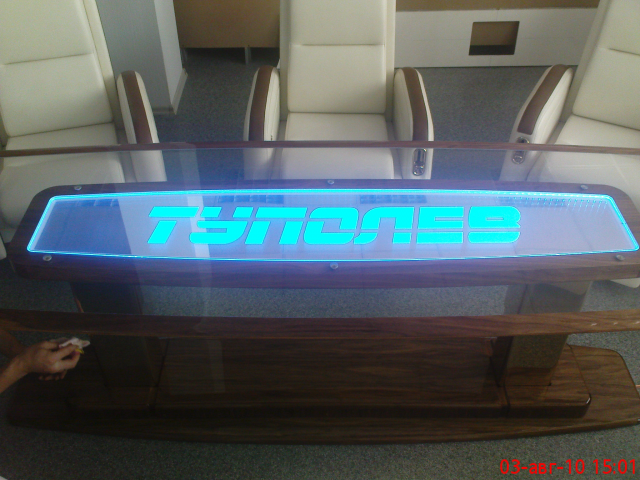 Кресло и стол авиационные для презентации.