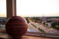 AND1 на фоне города